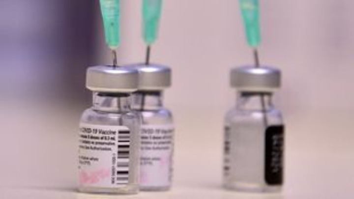 Μία δόση εμβολίου AstraZeneca ή Pfizer μειώνει κατά 65% τον κίνδυνο μόλυνσης από κορονοϊό