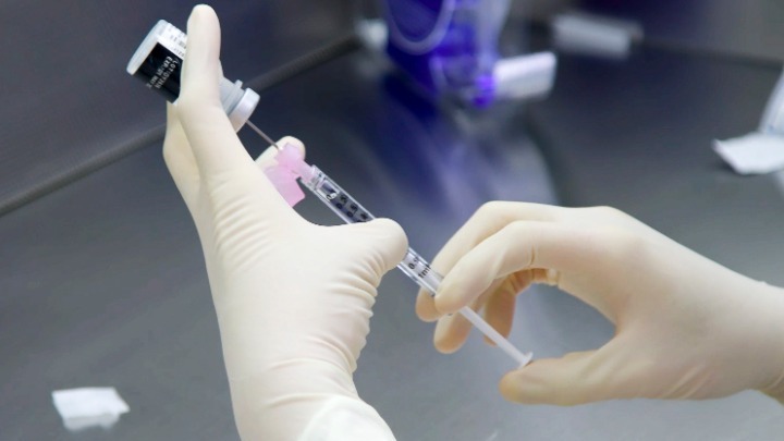 Covid-19: Το Ισραήλ εξετάζει το ενδεχόμενο να χορηγήσει αναμνηστικές δόσεις στους άνω των 60 ετών, πριν από την έγκριση της FDA
