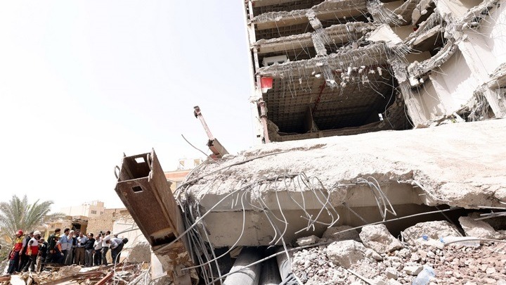 Ιράν: Στους 28 αυξήθηκε ο αριθμός των νεκρών μετά την κατάρρευση κτιρίου στην Αμπαντάν
