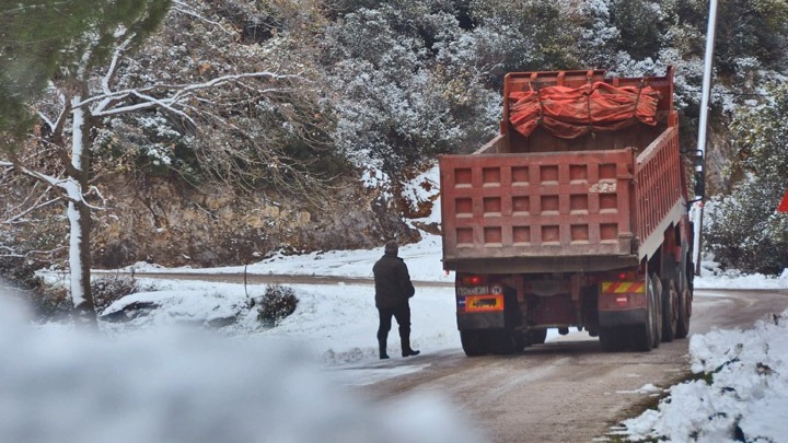 Σφοδρή χιονόπτωση σε όλη τη Μαγνησία - Κλειστά τα σχολεία - Μάχη να κρατηθούν ανοιχτοί οι δρόμοι