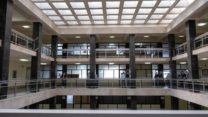 Στο αυτόφωρο οι δύο συλληφθέντες μετά από καταγγελία ιδιοκτήτη καταστήματος ψιλικών για εκβίαση